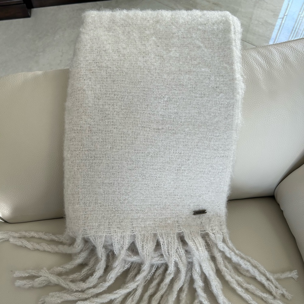 Pre-owned Hollister Shawl/Scarf